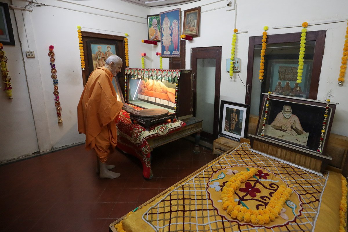 Swamishri doing darshan in the room of gurus Brahmaswarup Shastriji Maharaj, Yogiji Maharaj and Pramukh Swami Maharaj