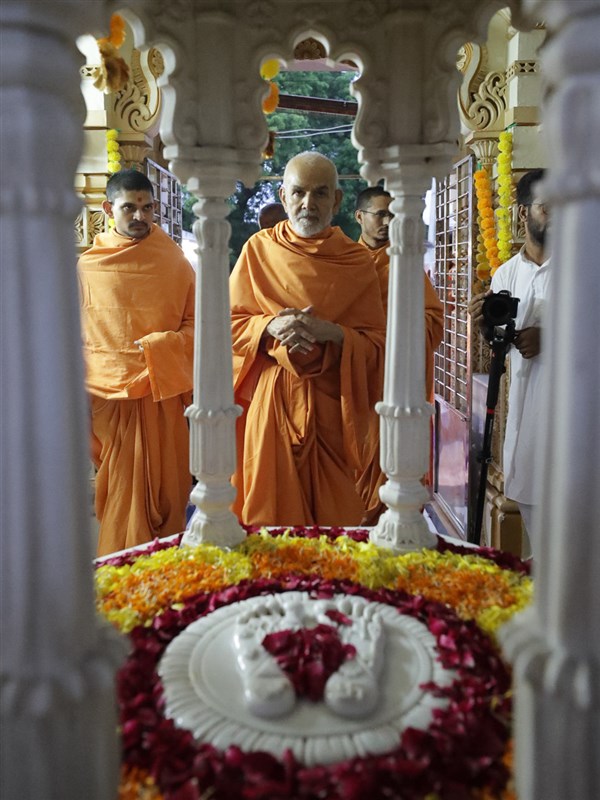 Swamishri visits the memorial shrine at the place sanctified by Shri Nilkanth Varni in Bochasan