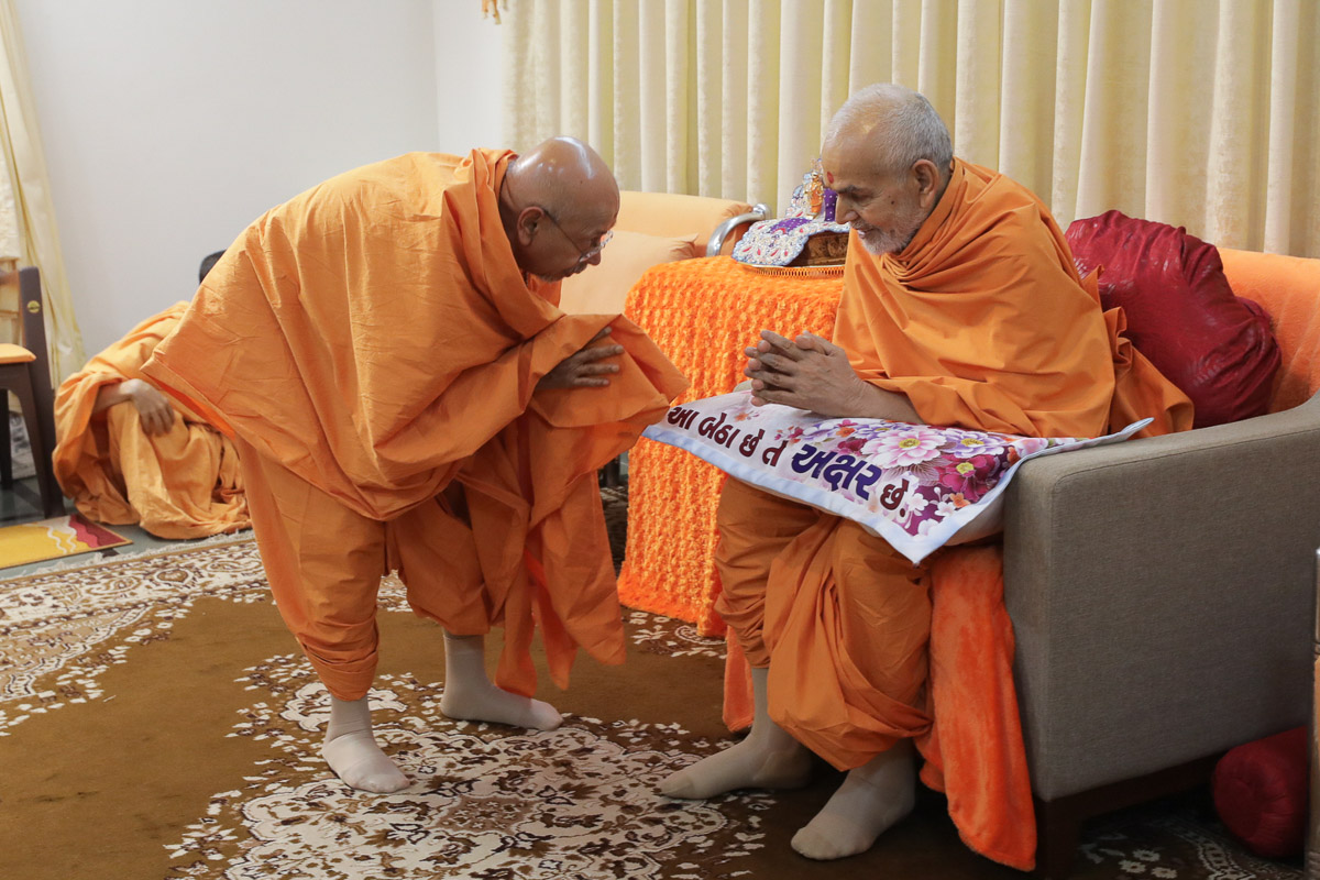 Pujya Tyagvallabh Swami greets Swamishri with 'Jai Swaminarayan'