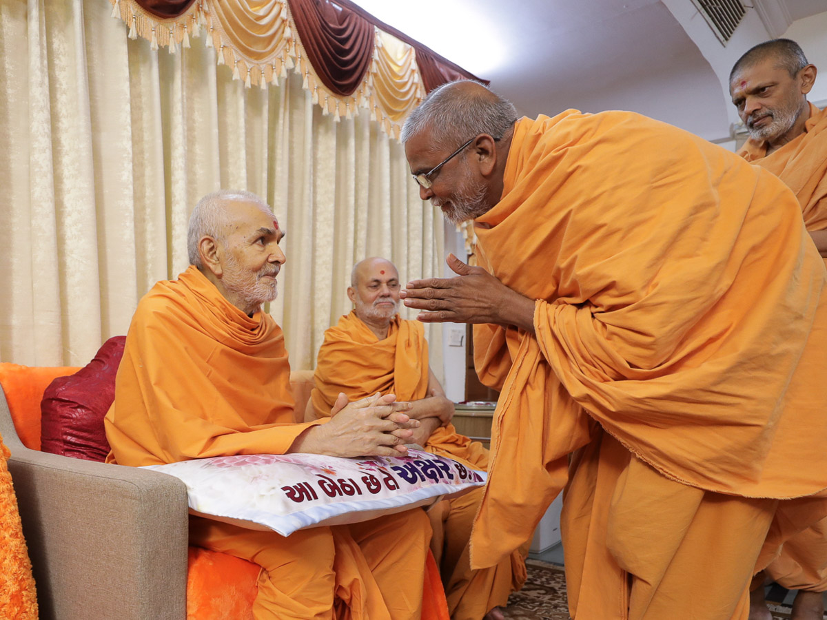 Vedagna Swami greets Swamishri with 'Jai Swaminarayan'