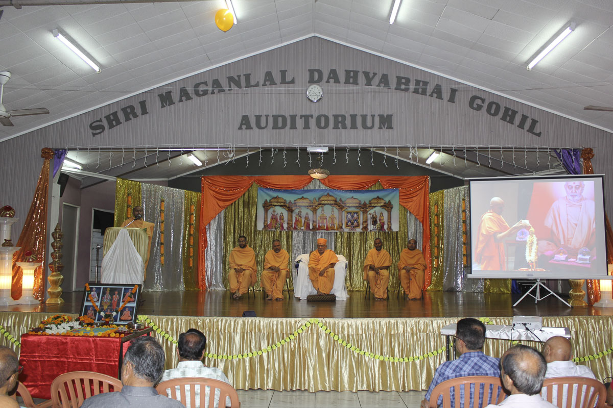 Vimalseva Swami addresses the assembly