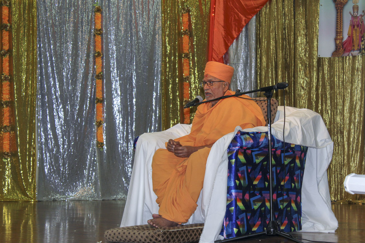 Pujya Bhaktipriya Swami (Pujya Kothari Swami) delivers a discourse