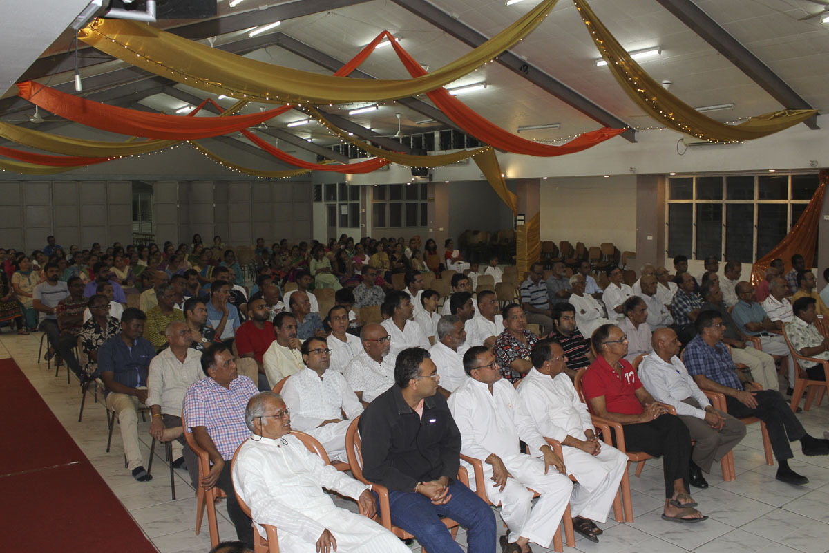 Devotees during the assembly