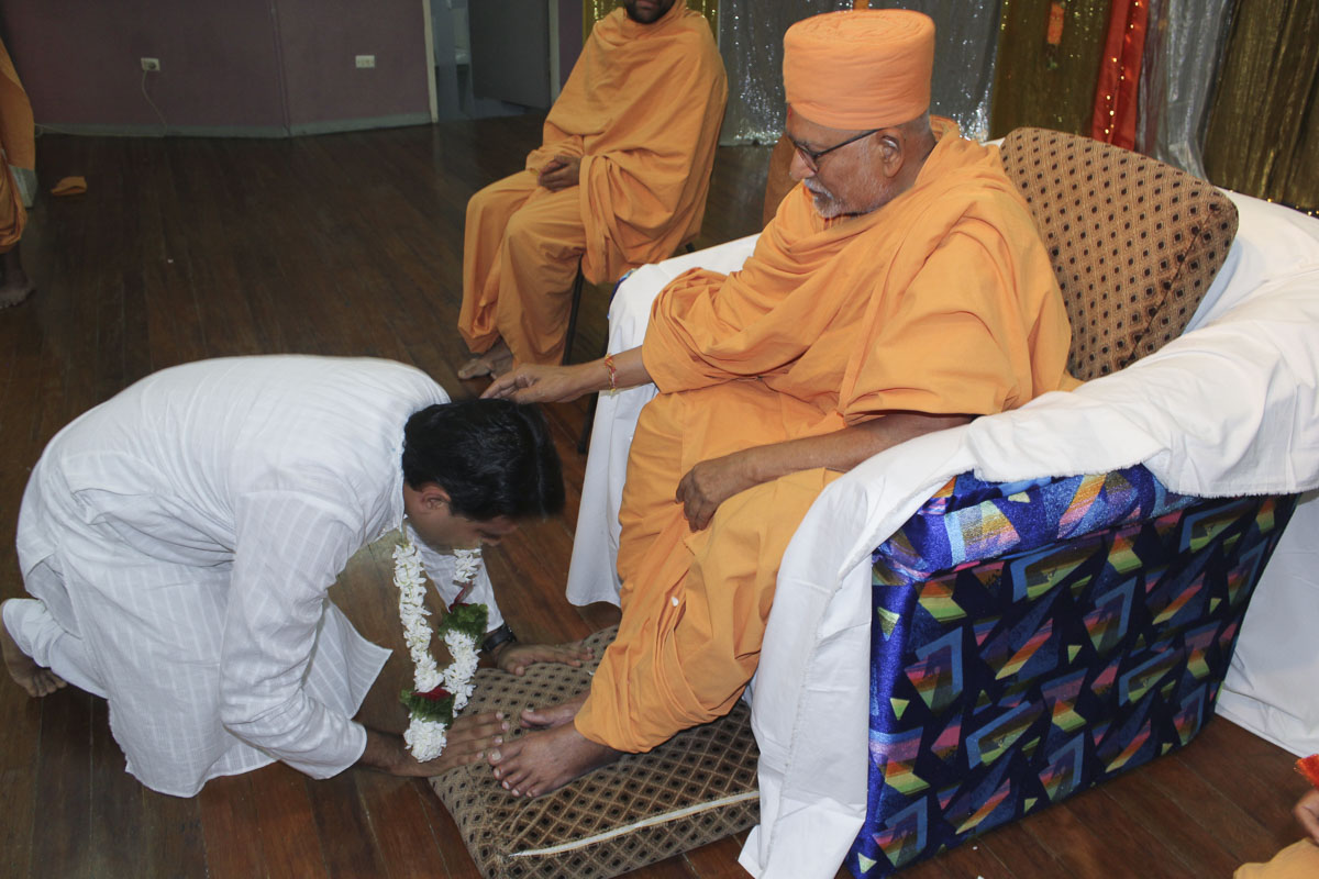 Pujya Kothari Swami blesses a devotee