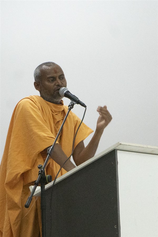 Akhandmangal Swami addresses the assembly