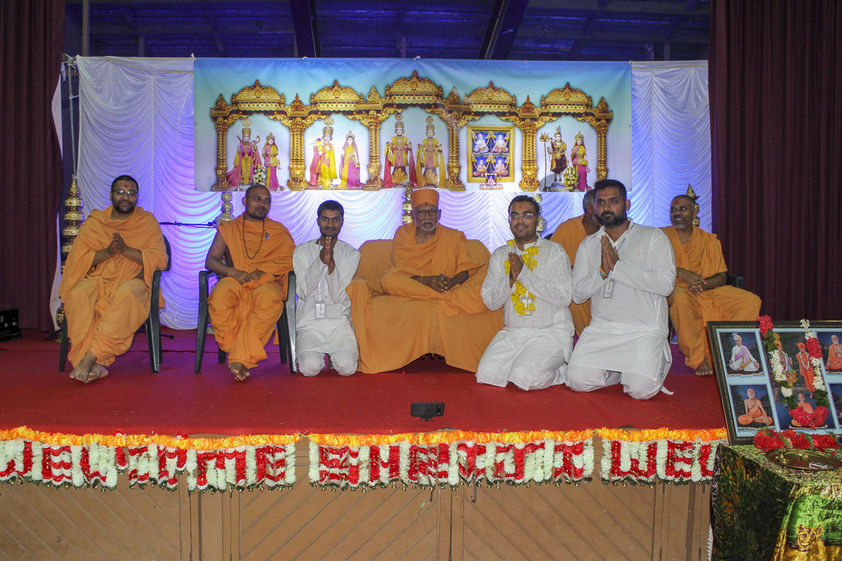 Devotees with Pujya Bhaktipriya Swami (Pujya Kothari Swami)