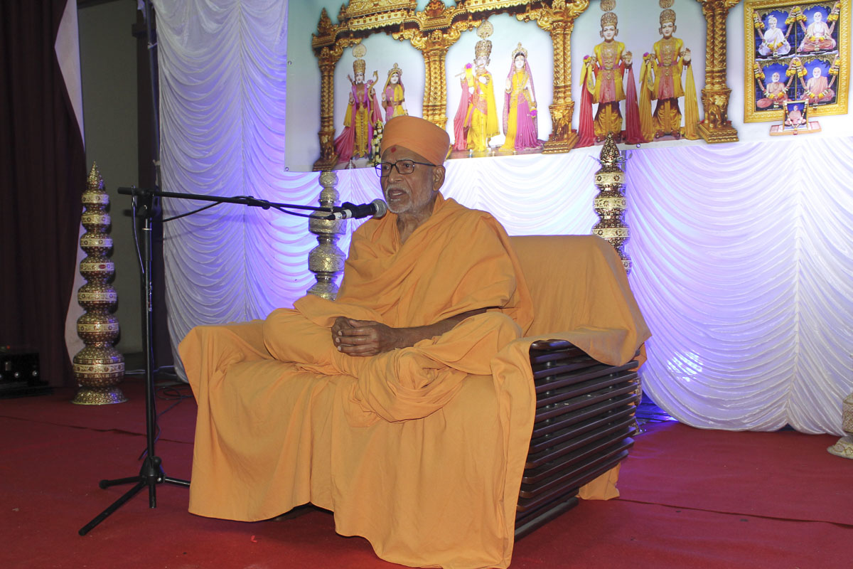 Pujya Kothari Swami delivers a discourse