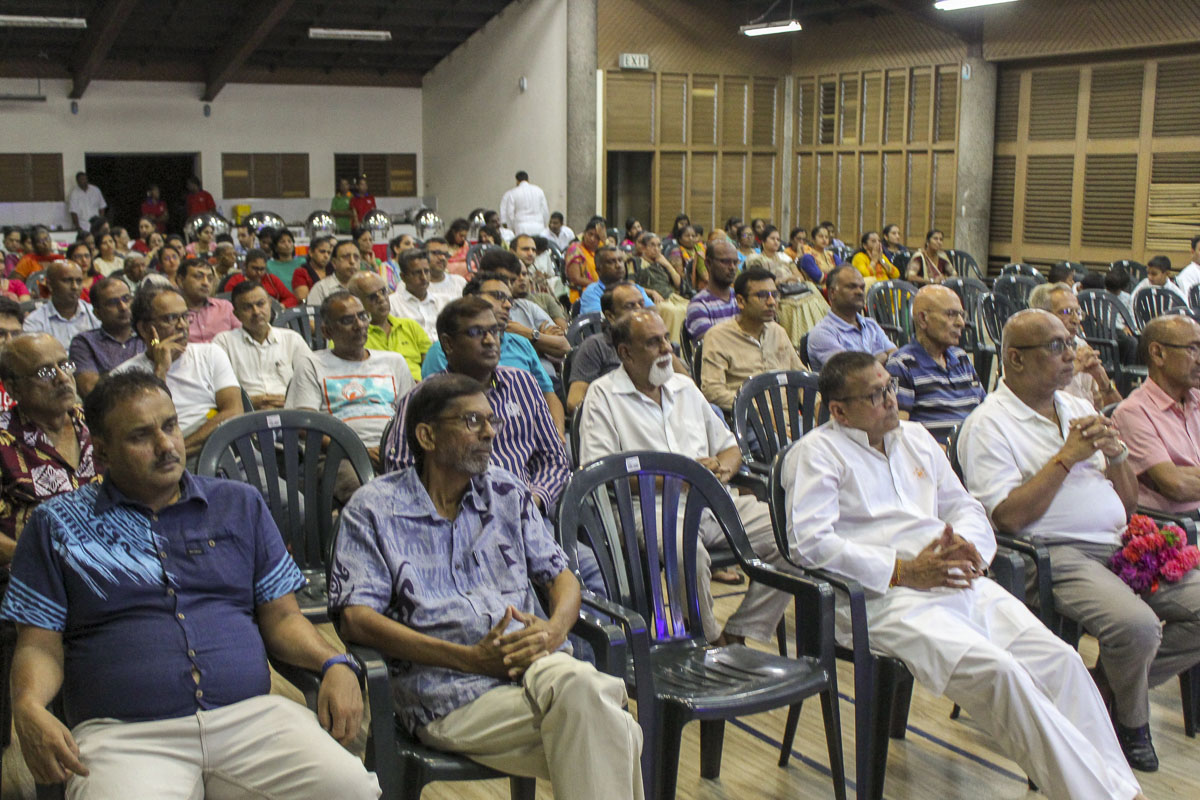 Devotees during the assembly