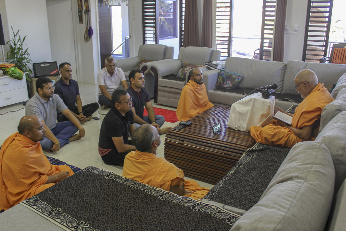 Pujya Kothari Swami delivers a discourse