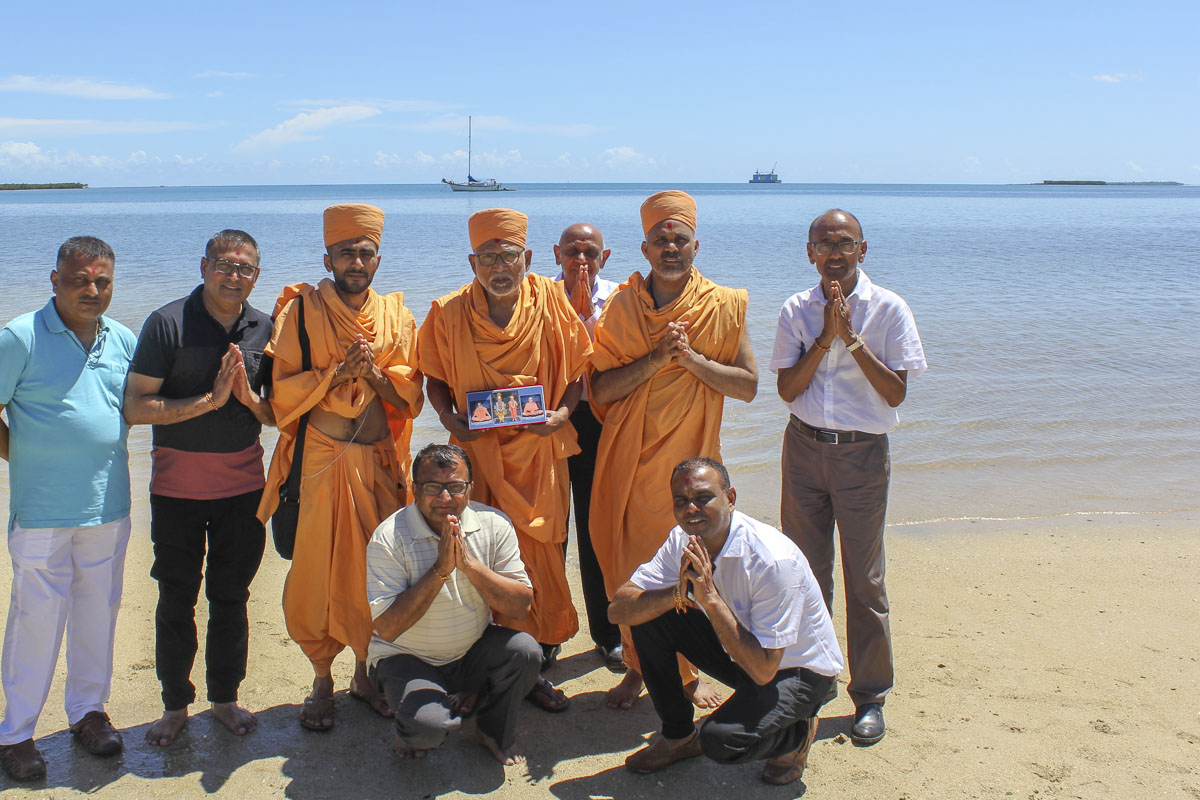 Devotees with Pujya Kothari Swami