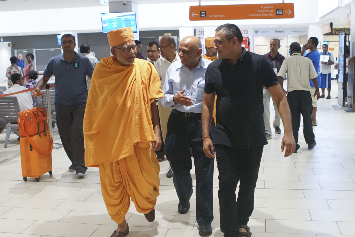 Devotees welcome Pujya Bhaktipriya Swami (Pujya Kothari Swami) at the airport