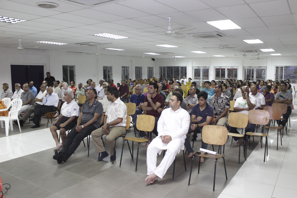 Devotees during the assembly