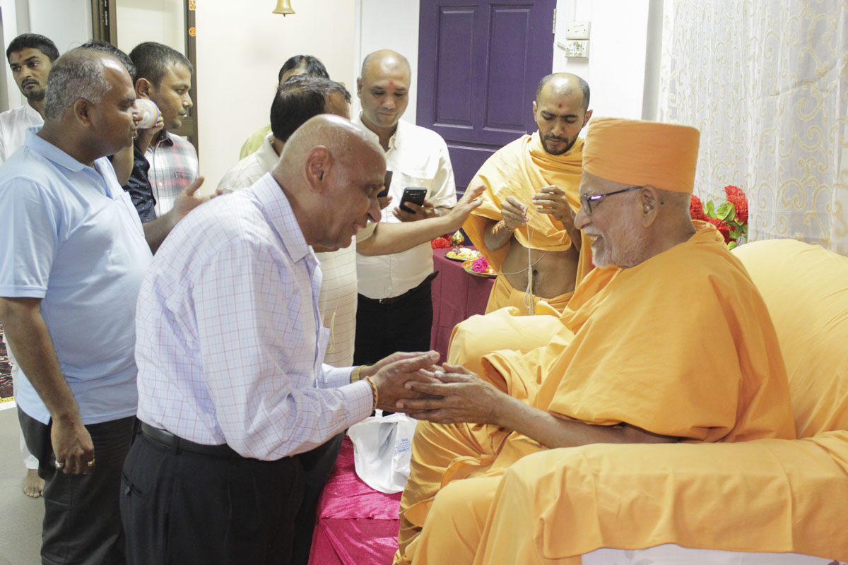 Pujya Kothari Swami blesses devotees