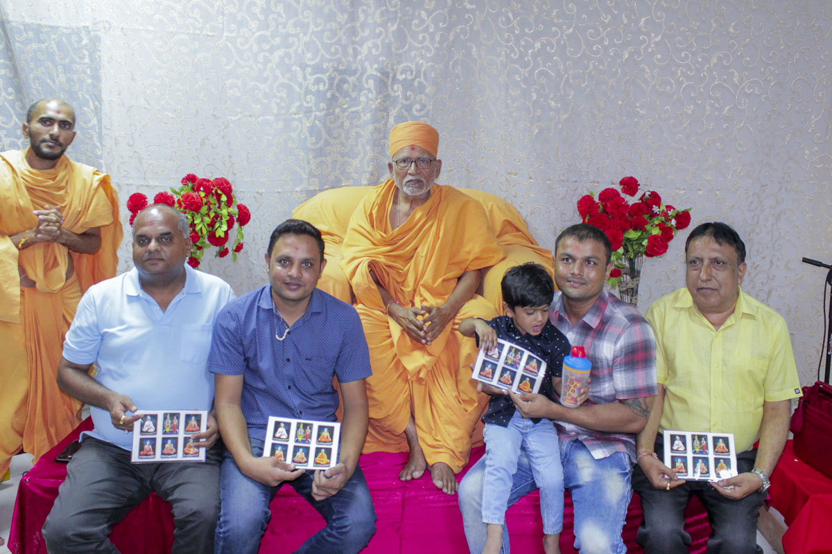 Devotees with Pujya Kothari Swami