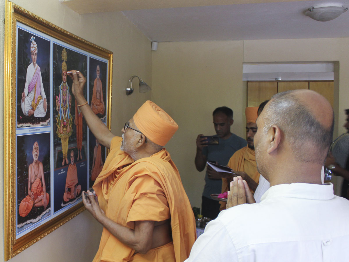 Pujya Kothari Swami performs pujan of murits