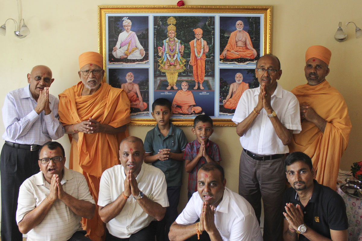 Devotees with Pujya Kothari Swami