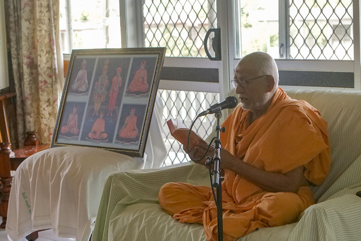 Pujya Bhaktipriya Swami (Pujya Kothari Swami) delivers a discourse