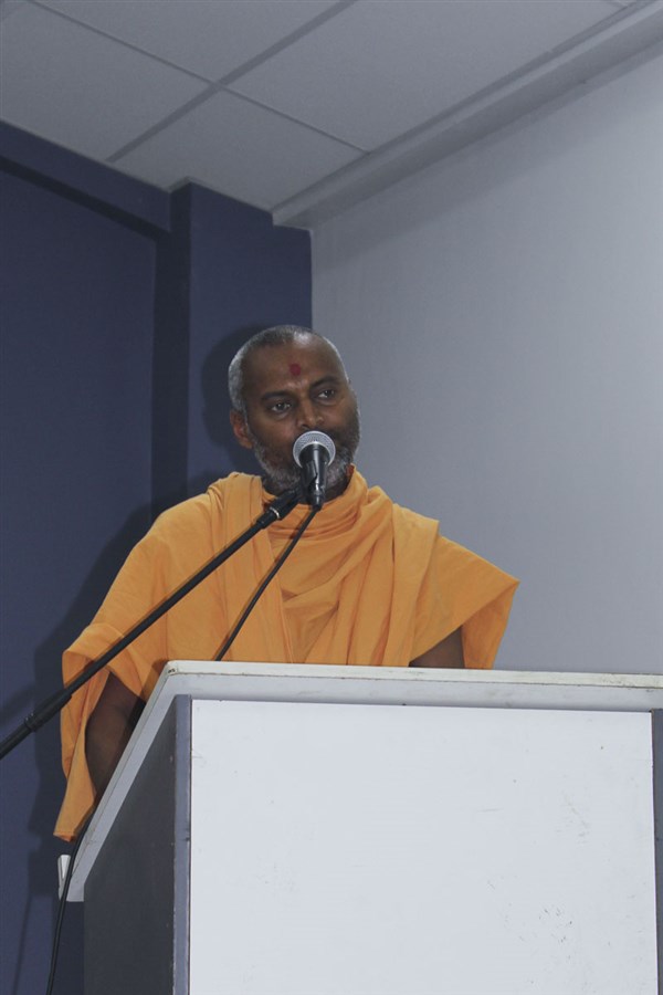 Akhandmangal Swami addresses the assembly