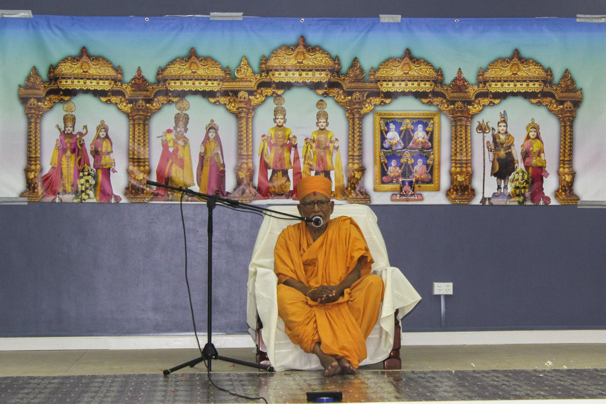 Pujya Kothari Swami delivers a discourse