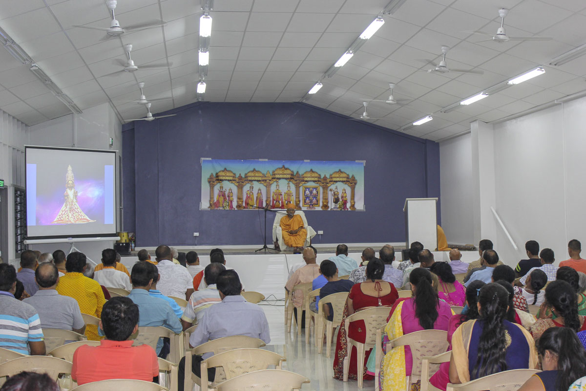 Pujya Kothari Swami delivers a discourse