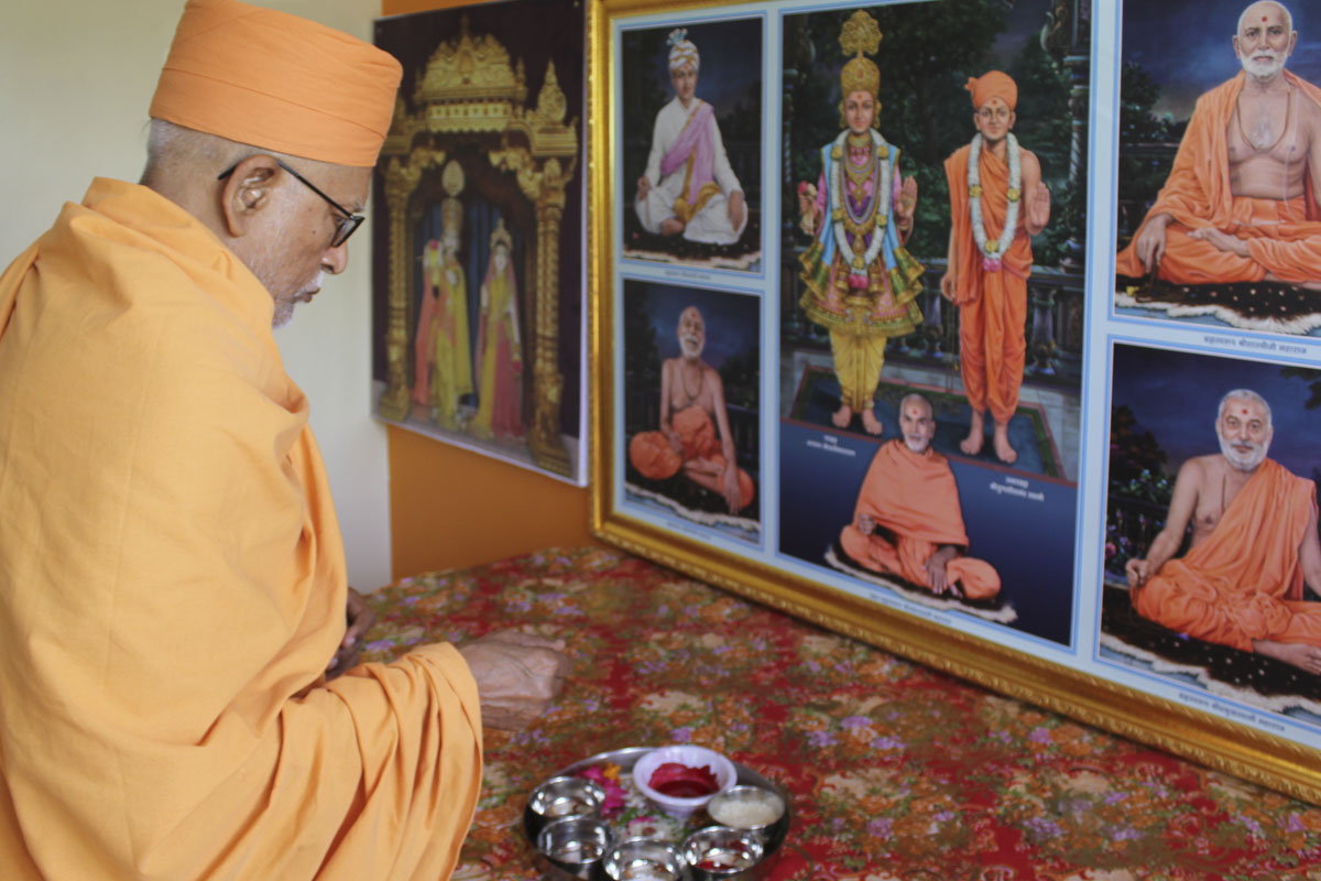 Pujya Kothari Swami performs pujan of the murtis