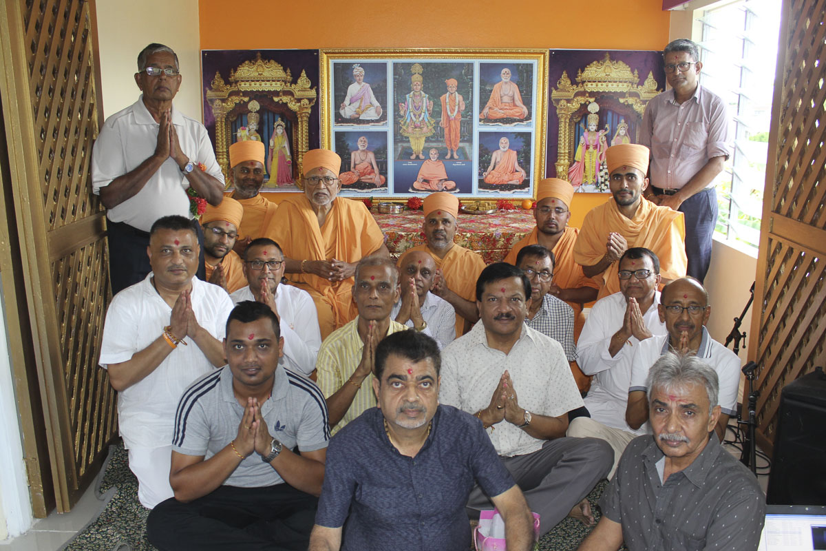 Devotees with Pujya Kothari Swami