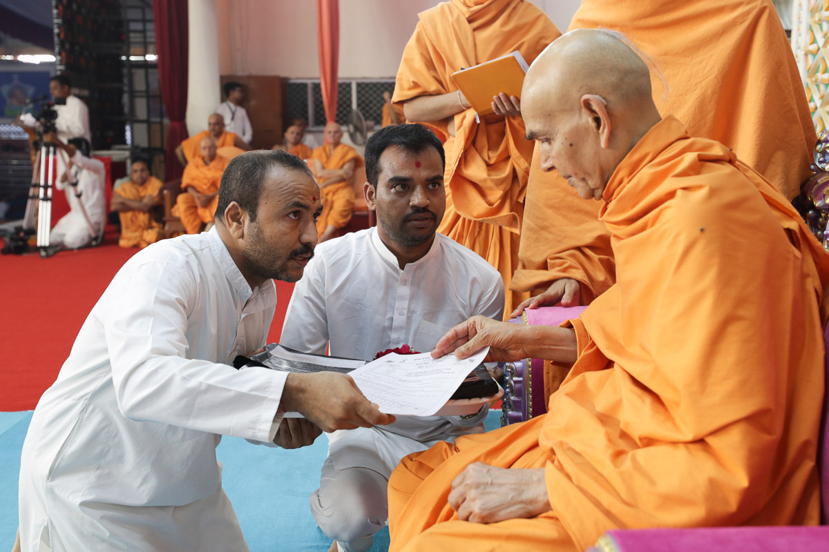 Swamishri sanctifies Bal Satsang Exam papers