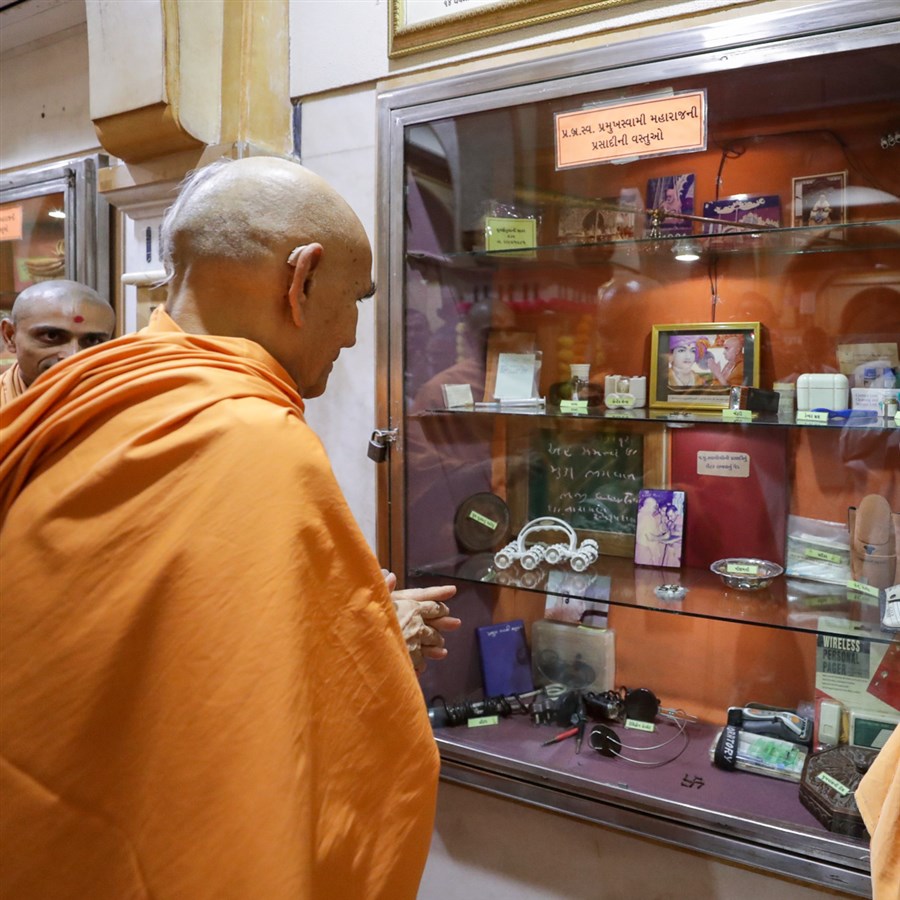 Swamishri doing darshan of holy relics of Brahmaswarup Pramukh Swami Maharaj