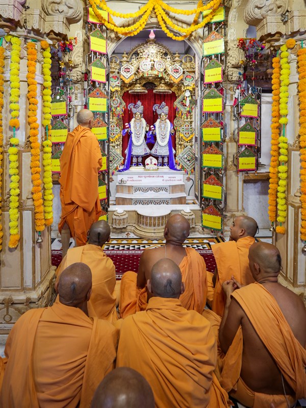 Swamishri engrossed in darshan of Bhagwan Swaminarayan and Aksharbrahman Gunatitanand Swami