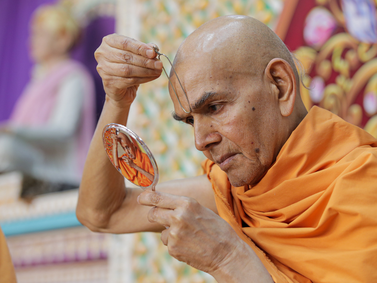 Swamishri applies tilak on his forehead