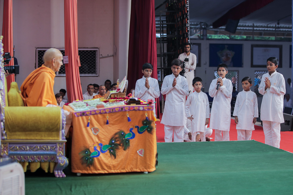 Children recite scriptural passages in Swamishri's puja