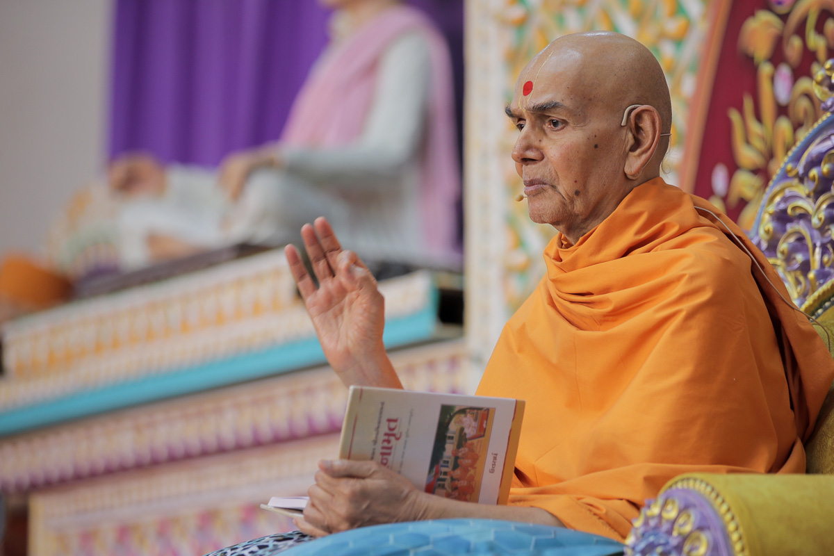 Swamishri discourses on the Vachanamrut in the assembly