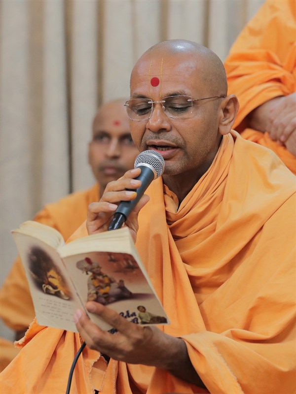 A sadhu sings a kirtan in Swamishri's daily puja