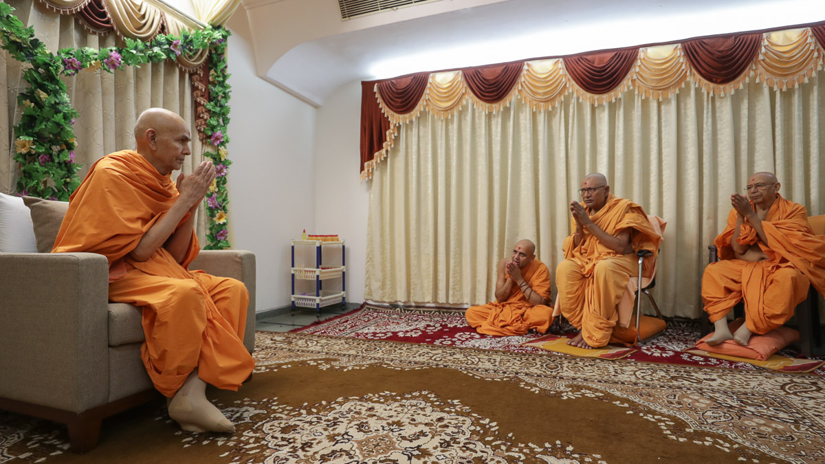 Pujya Bhaktipriya Swami (Pujya Kothari Swami) and Pujya Tyagvallabh Swami doing darshan of Swamishri