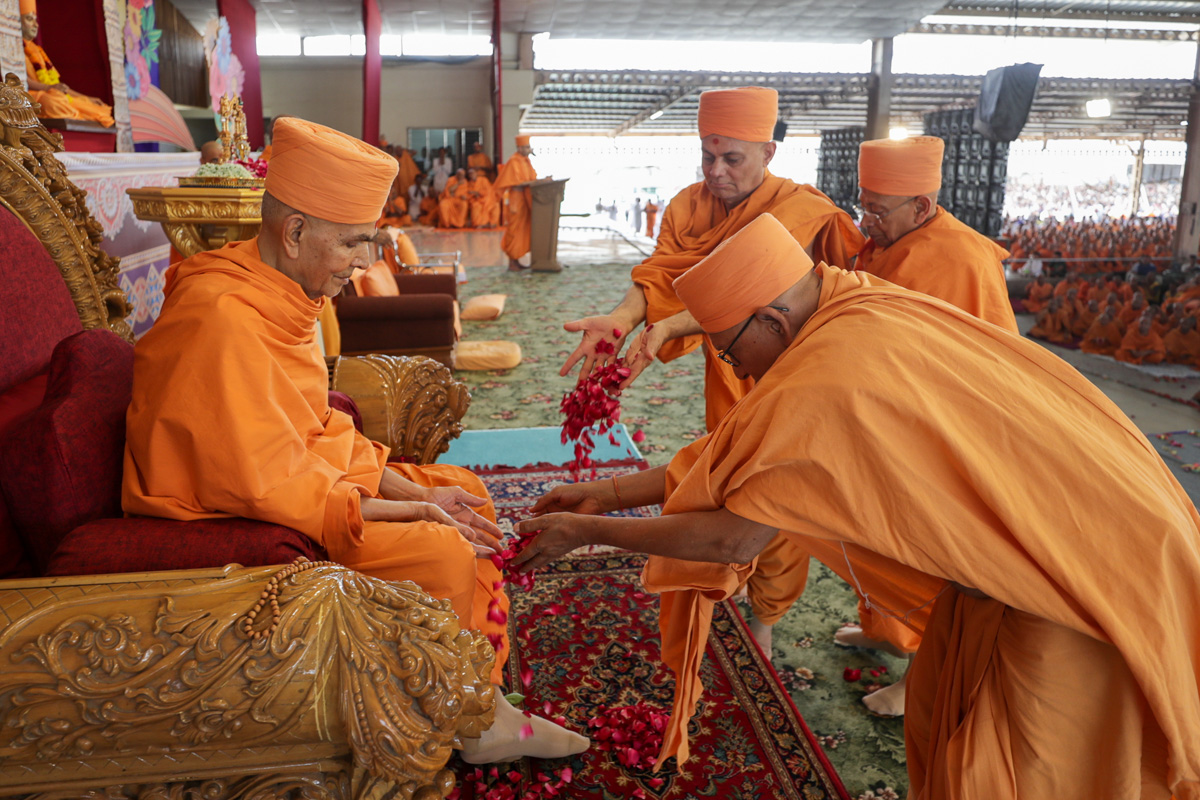 Senior sadhus offer mantra-pushpanjali