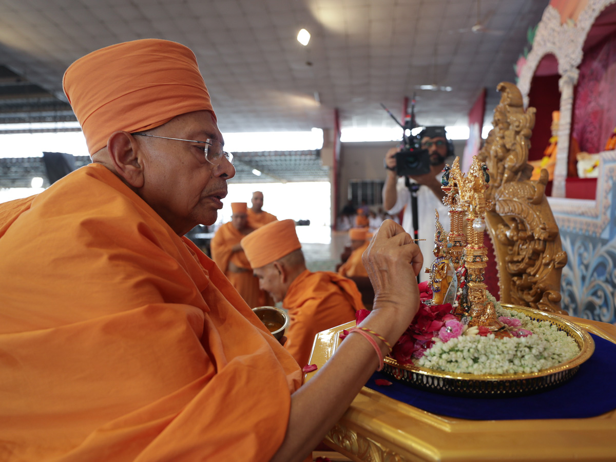 Pujya Tyagvallabh Swami performs pujan of Shri Harikrishna Maharaj