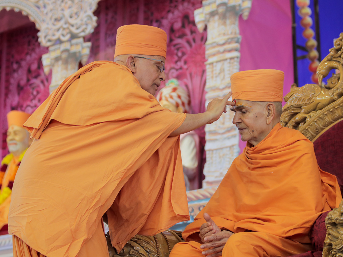 Pujya Ghanshyamcharan Swami performs pujan of Swamishri
