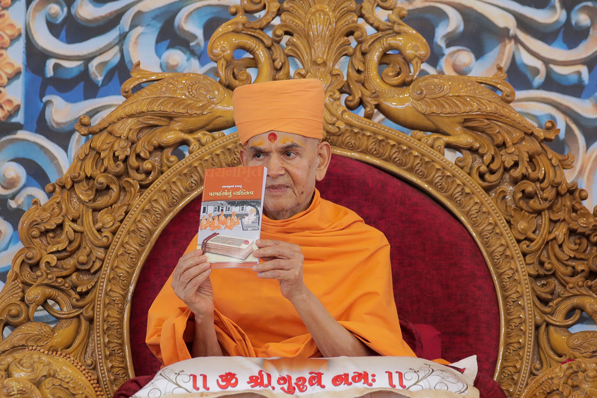 Swamishri inaugurates a new Gujarati print publication, 'Vachanamrutma Pragatatu Paramhansonu Vyaktitva'