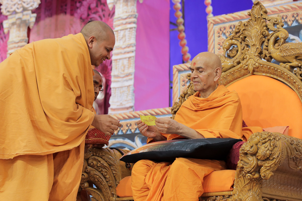 Swamishri participates in a kirtan singing game