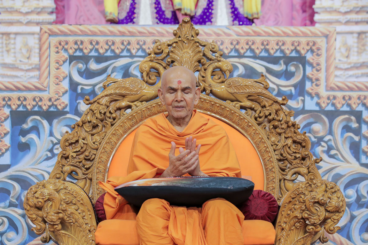 Swamishri chants the Swaminarayan dhun at the end of the assembly