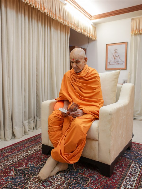 Swamishri reads the Shikshapatri