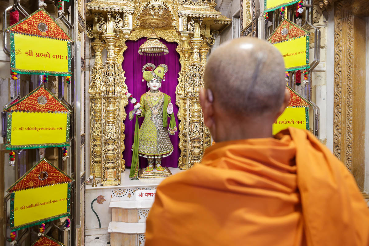 Swamishri engrossed in darshan of Shri Ghanshyam Maharaj 