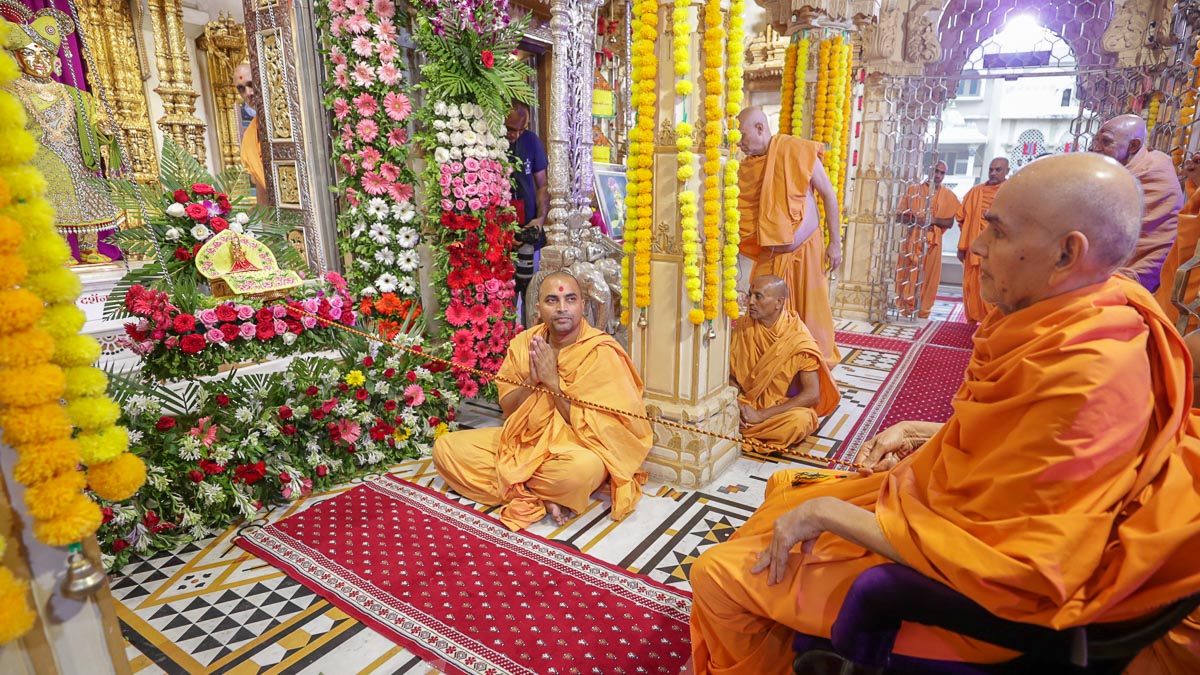 Swamishri swings Shri Harikrishna Maharaj in a flower hindolo