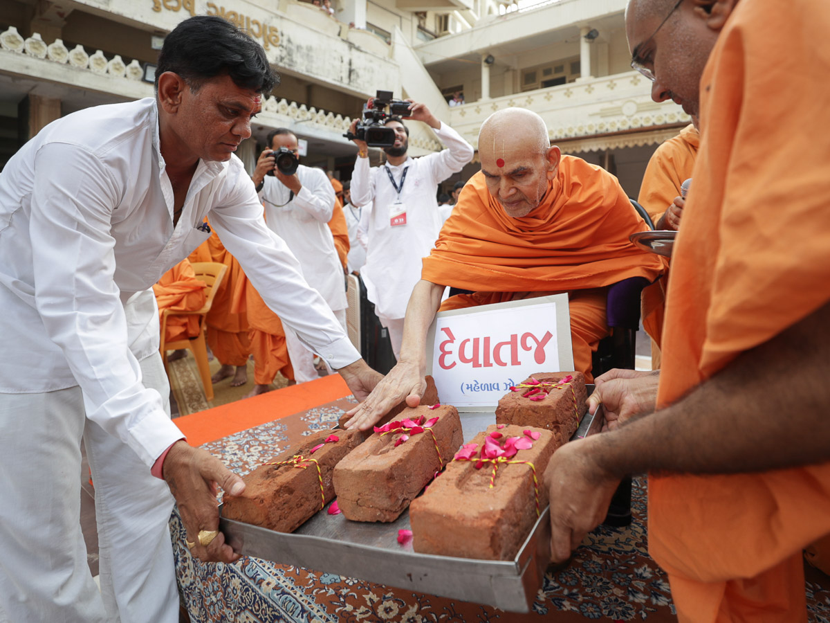 Swamishri sanctifies bricks for BAPS Shri Swaminarayan Mandir, Devataj, India