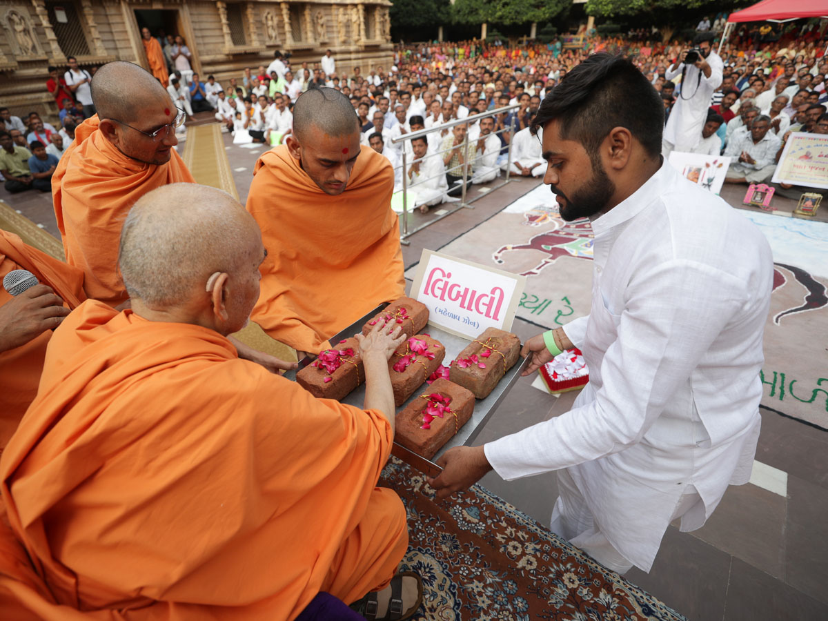 Swamishri sanctifies bricks for BAPS Shri Swaminarayan Mandir, Limbali, India