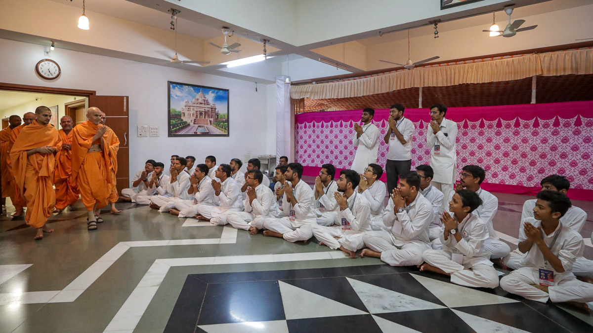Param Pujya Mahant Swami Maharaj greets youths with 'Jai Swaminarayan'