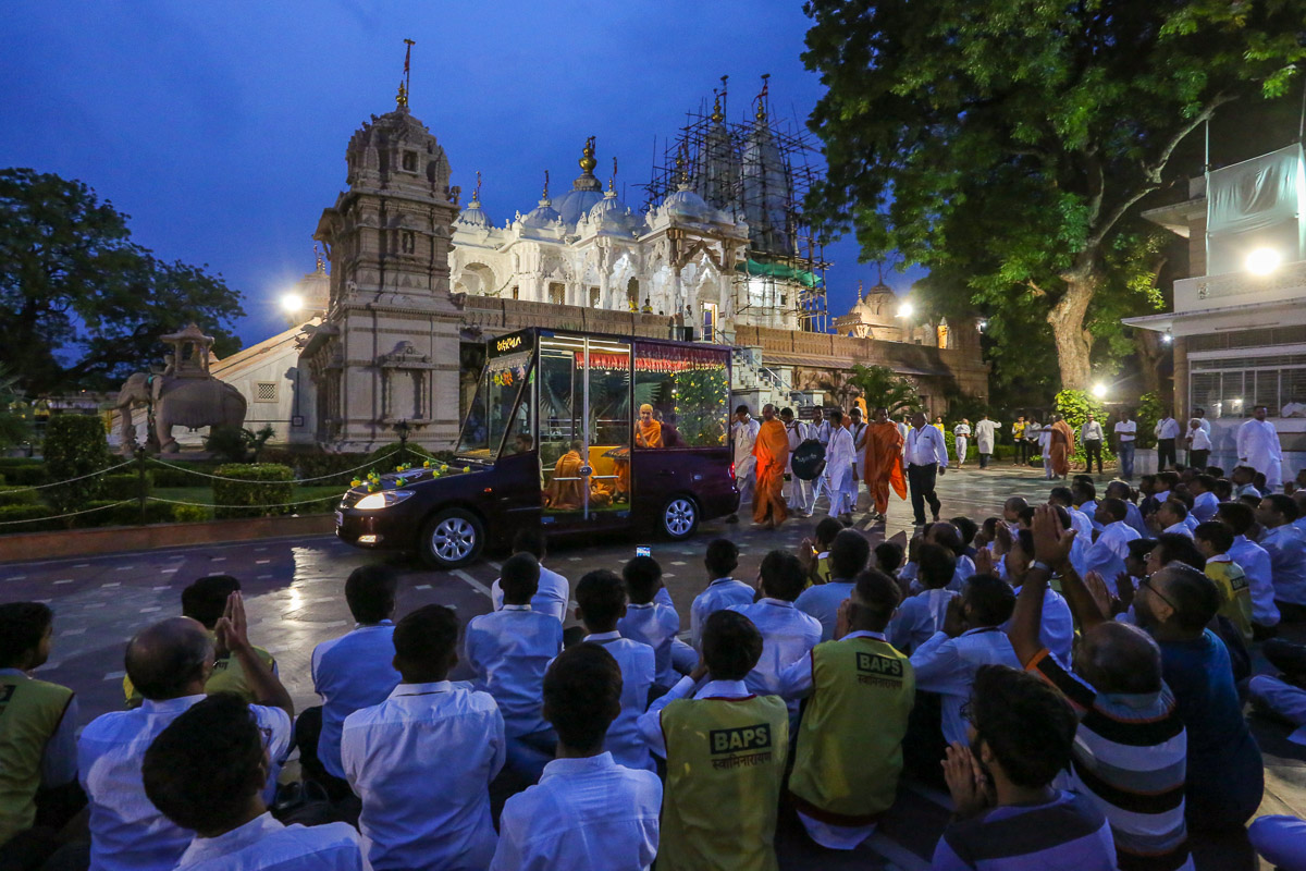 Devotees doing darshan of Swamishri in the mandir grounds