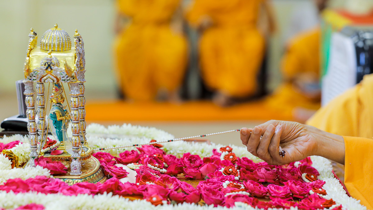 Swamishri swings Shri Harikrishna Maharaj in a hindolo