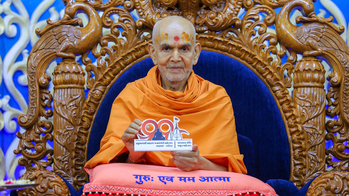Swamishri sanctifies mementos for Pramukh Swami Maharaj’s 99th Janma Jayanti Mahotsav to be celebrated in Chansad