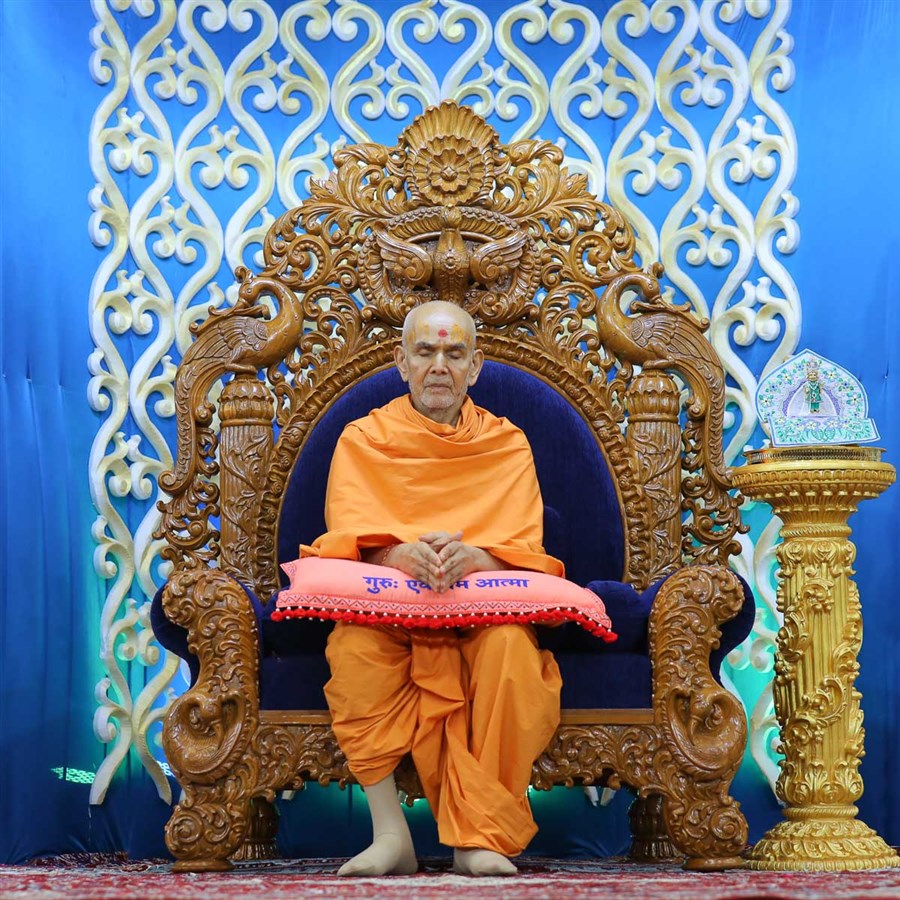 Swamishri during the mantra pushpanjali